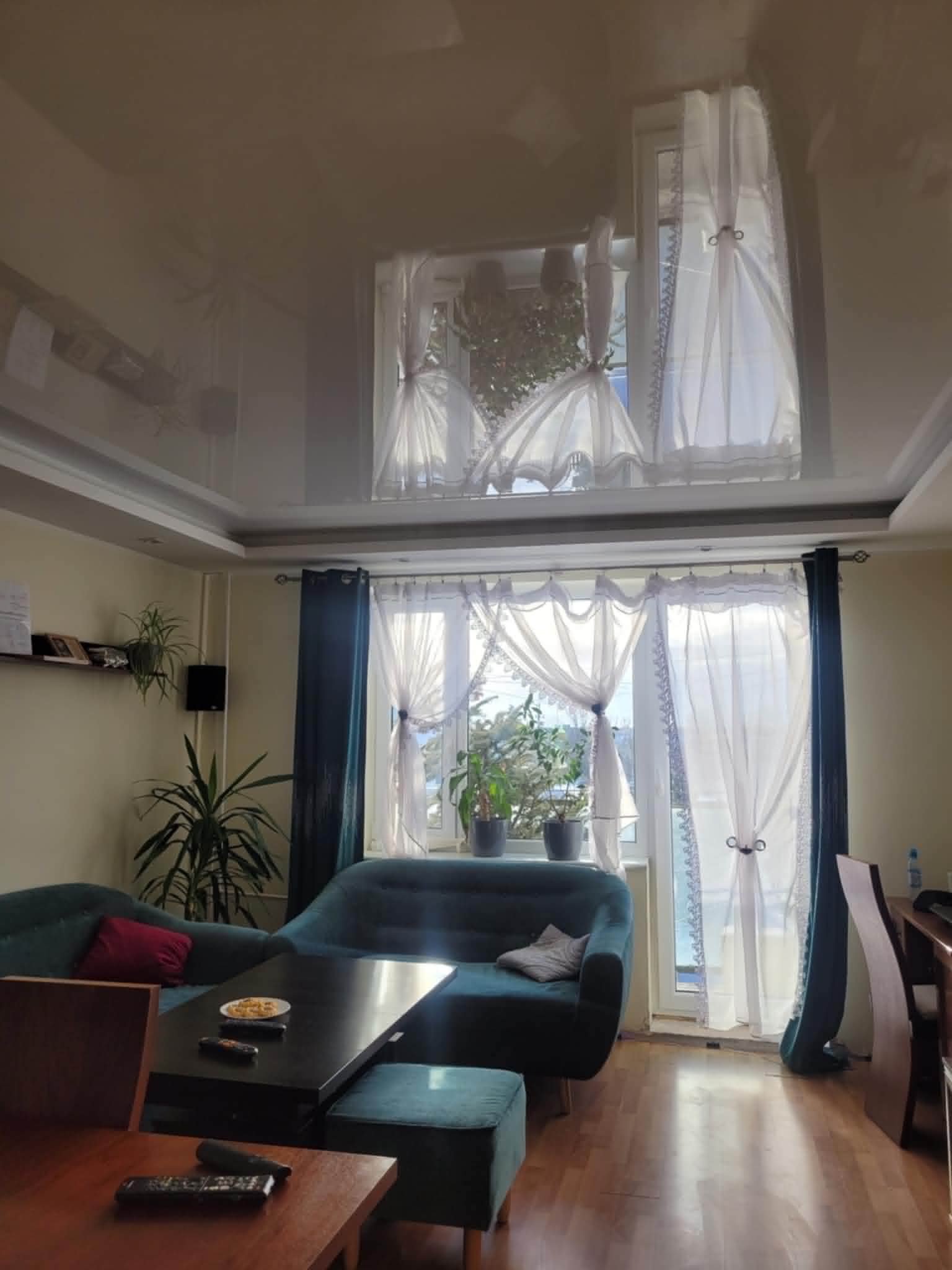 Wykończenie wnętrza – salon z sufitem napinanym, Margonin