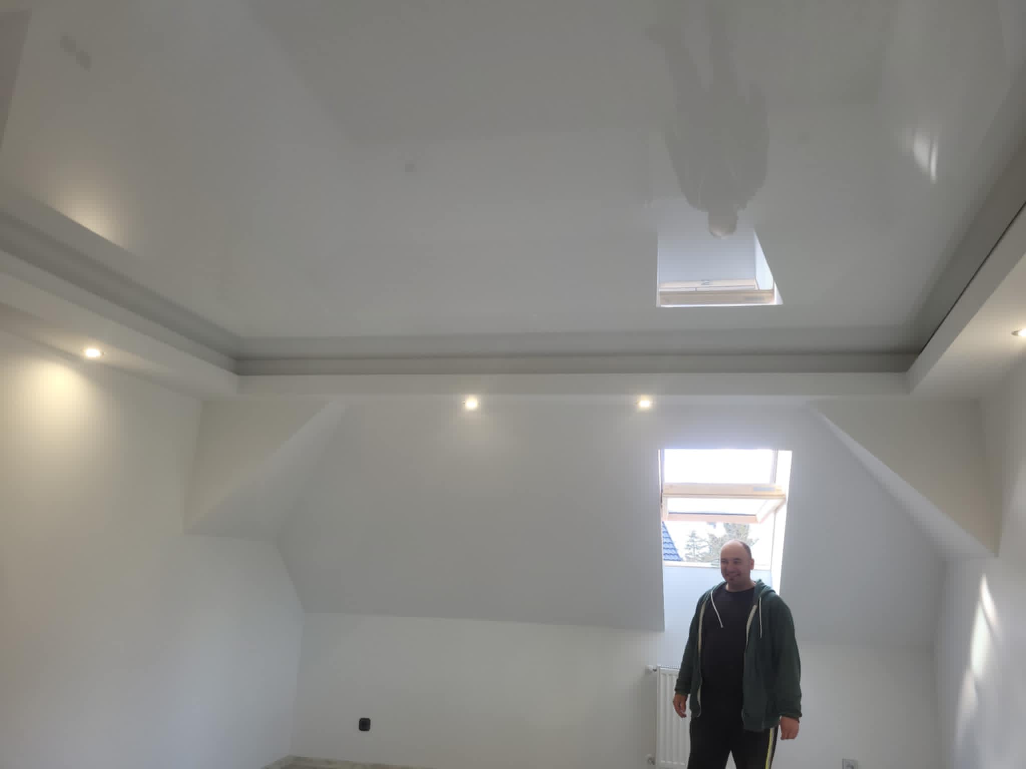 Sufit napinany biały z reflektorami LED – montaż Wągrowiec